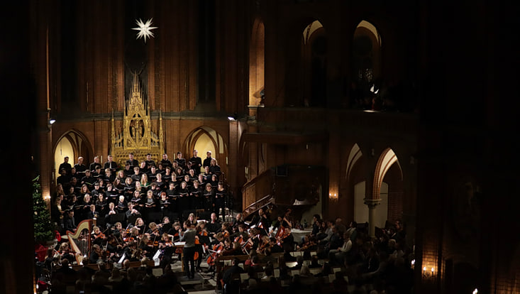 Orchester und Kammerchor beim Weihnachtskonzert